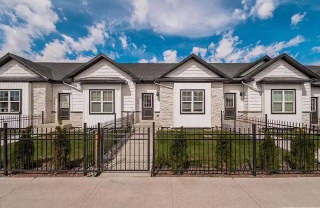 NEW Cheerful Townhome