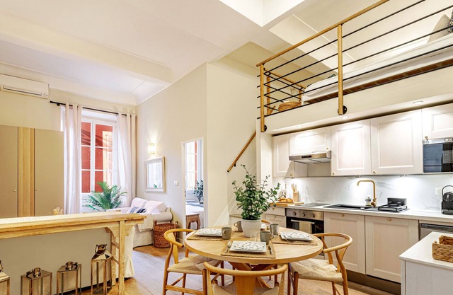 NEW! Chic Oasis Apt, with AC, Heart of Nice, Family Friendly, 5min to Beach!