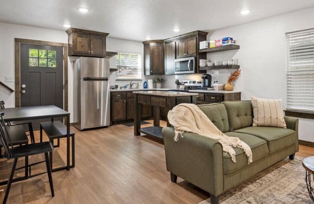 New Comfy Townhome: 3 miles to Magnolia