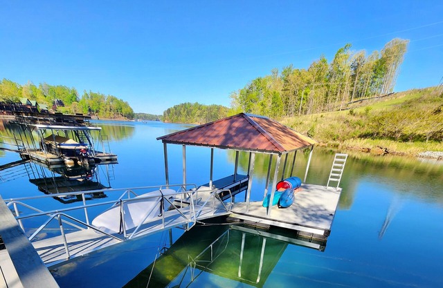 NEW CONSTRUCTION! Lake Keowee Lakefront 4 bedroom/4bath house, 9 mi. to Clemson