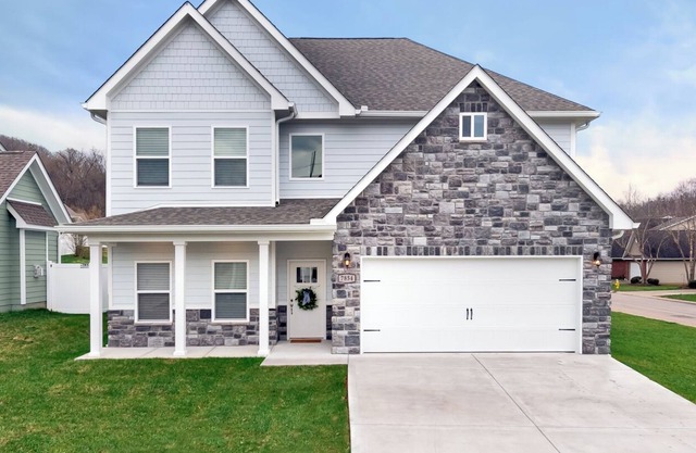 New Construction with East Tn Decor, close to UT/Downtown/West Knoxville