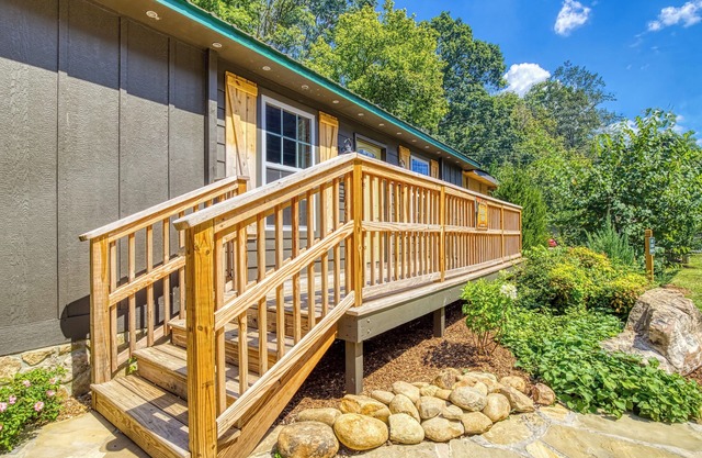New Cottage in Gatlinburg! Sleep Creek Cottage