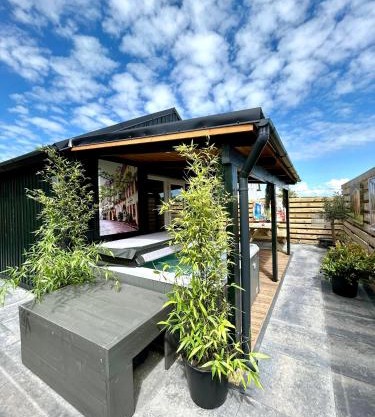 New cozy chalet with jacuzzi and home cinema near Amsterdam