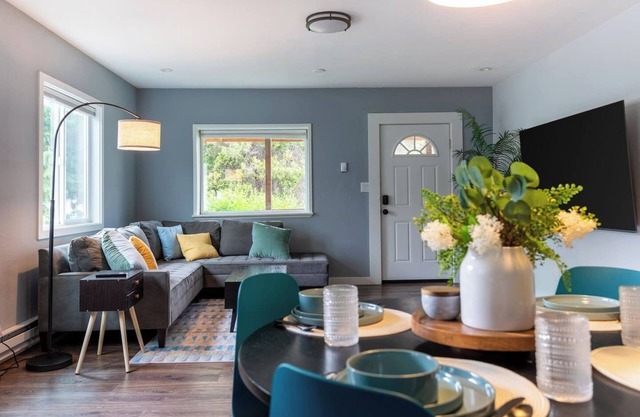 NEW Cozy Unit w/Porch near Arboretum and Transit