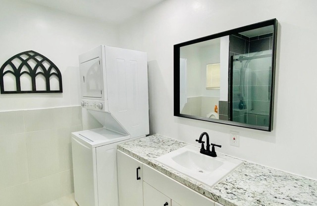 New! Cozy XL Studio; Pool; 5 mins from beach