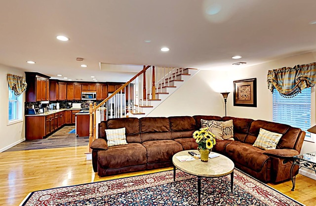 New, dog-friendly 5-bed home. Steps to Keyes Beach, Main Street, and Harbor!