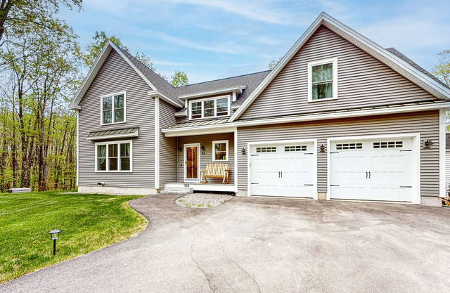 New, dog-friendly, custom-built home on 30 acres with firepit - near beaches