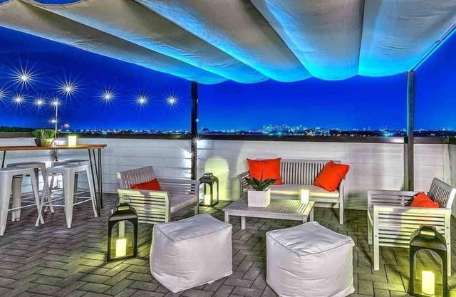 New Downtown Skyline Views 13 Beds! Rooftop Deck!