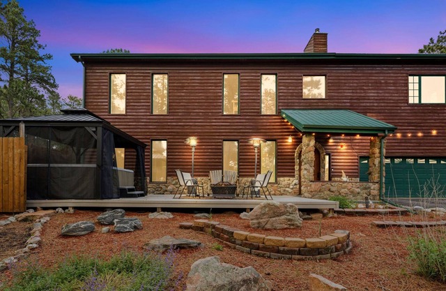 New. Elegant Colorado Cabin. Hot Tub. Gourmet Kitchen Lots of room