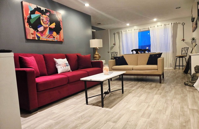 NEW ! " Extended Stay " 2 bed spacious retro flow with fire place -min from DT