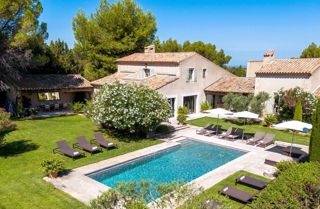 New Eygalières Farmhouse: 6BR/Pool/Garden/Views