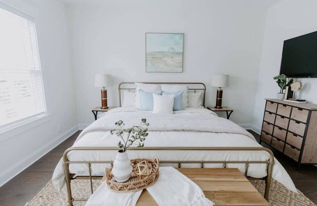 NEW Family Friendly Maple Mansion | Sleeps 28