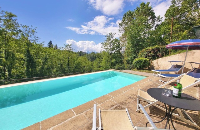 NEW! Farmhouse & barn with private pool, mountain views, sleeping 8, WIFI.