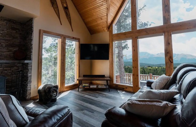 NEW! GEM in the heart of Pikes Peak - Privacy/beauty from every room!