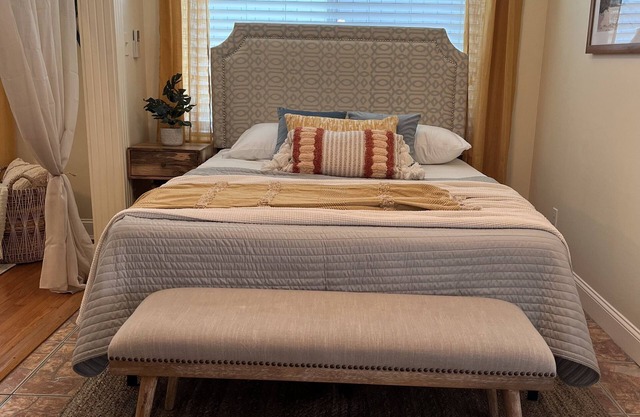 New! HERON STUDIO on City Walking Trail Leading to Downtown Mt. Dora and Lake.