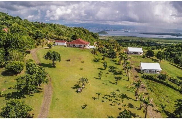 New high-end Creole house with panoramic views of the sea and the countryside