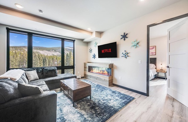 New Hike/Ski in/out Modern Condo-Mountain Views