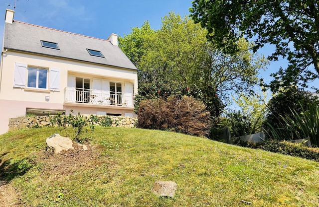 New holiday home with peaceful garden and sea view