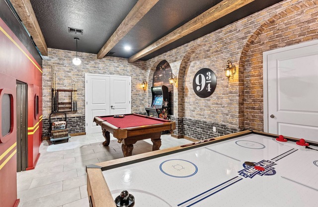 NEW Home 09 Bedrooms/Pool/Game Room