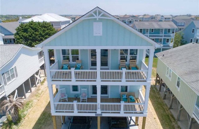 New home w/huge pool, 2 min walk to beach!