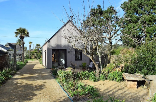 New house with closed garden 150m from the sea in Trégastel