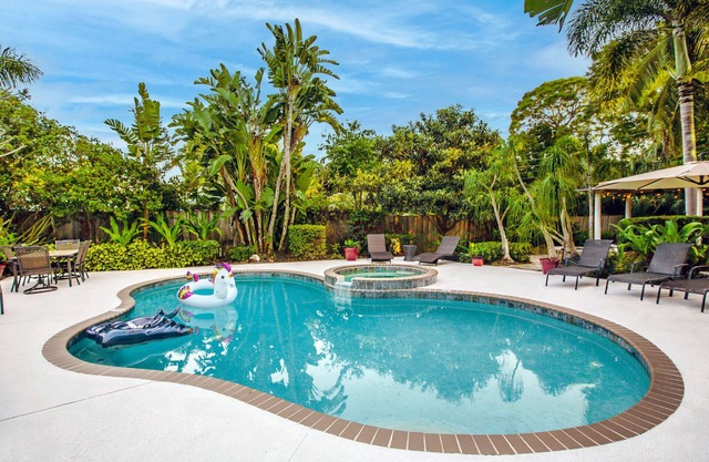 NEW! Htd Pool, Spa, Firepit ~ 3 Kings+Chef Kitchen