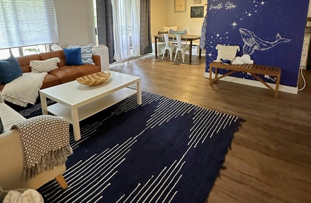 NEW & IMPROVED The North Star/LiveWork/MinutestoBeach/Gym/Pool/Balcony