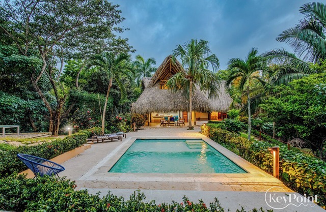 New KeyPöint: Tröpical House with incredible view!