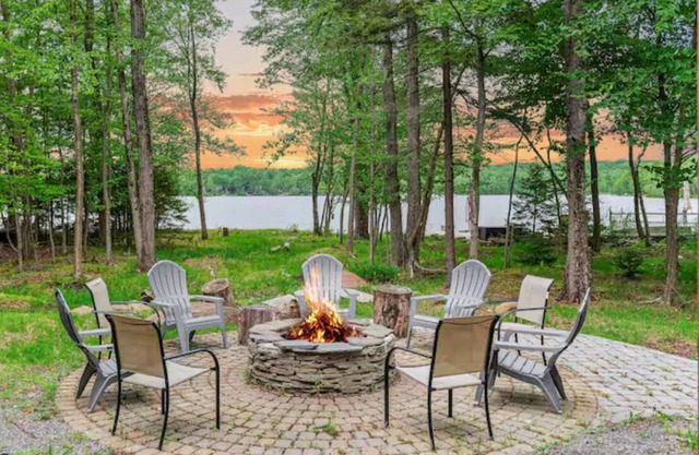 NEW! Lake-Front! Tavern At The Woods