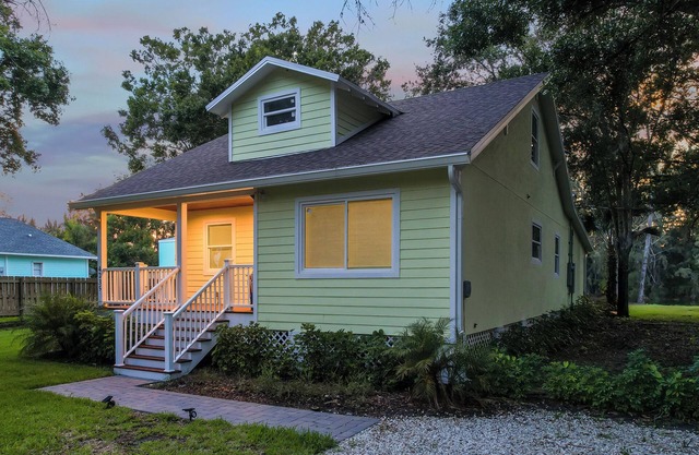 NEW LAKE HOUSE Just remodeled All newly furnished with comfort in mind.