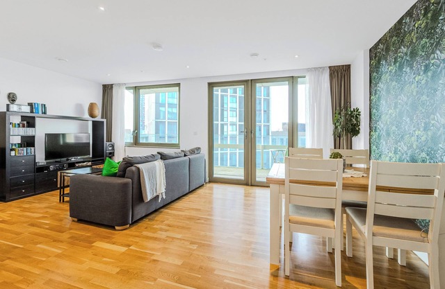 New Listing! 2BR w/balcony in Stratford, 3min DLR