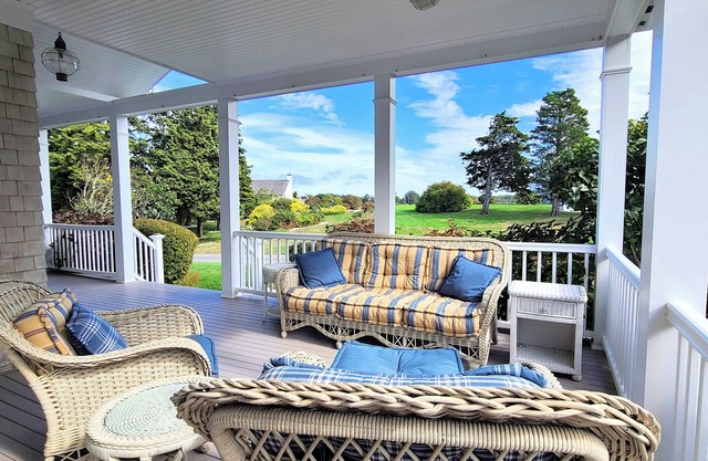 NEW LISTING! 3BD+ Custom Home-A/C, Hot Tub, Assoc Dock & Beach, Town Cove Views