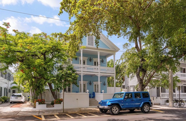 NEW LISTING 4 ENSUITE BEDROOMS , OLD TOWN, PARKING, AC, POOL, BLOCK FROM DUVAL
