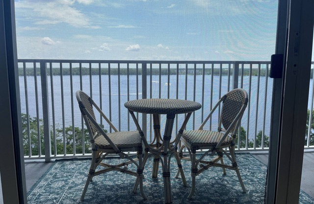 New Listing - Beautiful Lakefront condo near Disney