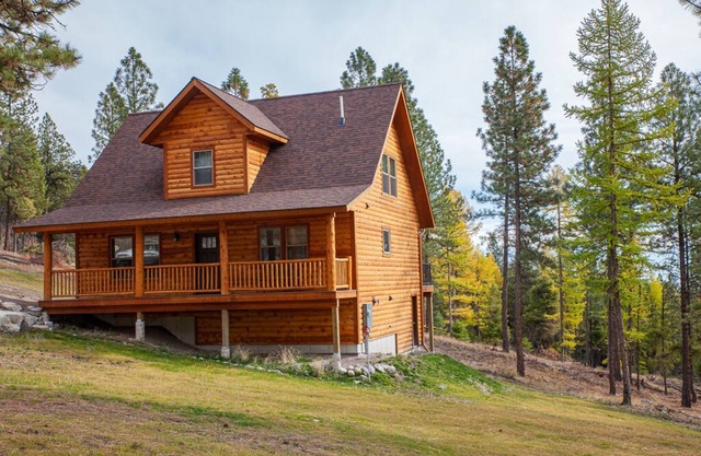 NEW LISTING! EXCEPTIONAL 3 BEDROOM 2 BATH CABIN IN THE WOODS