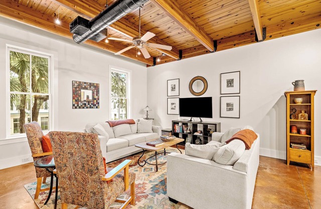 NEW LISTING in the Heart of Sought-After Habersham, Sleeps 5