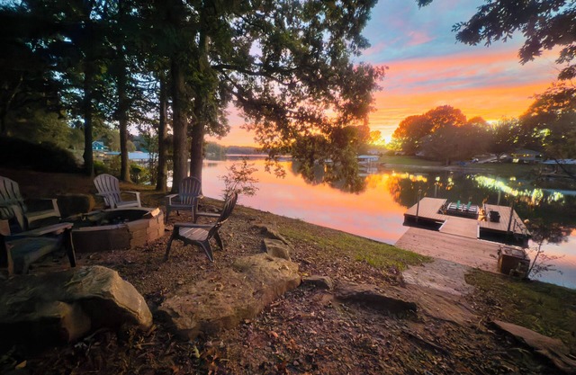 New Listing! Lakefront Cabin | Lake Norman | Sleeps 10 | Large Deck | Kayaks!