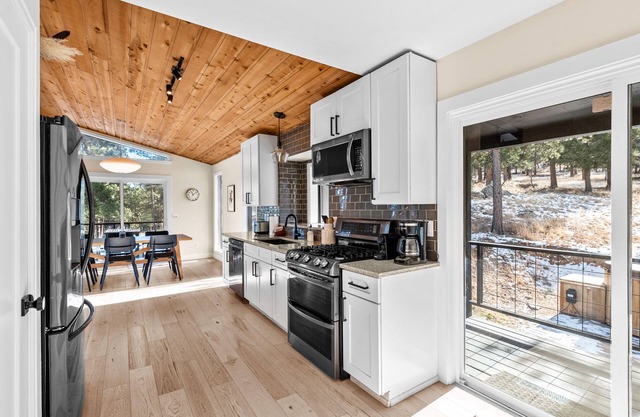 - New Listing-Private Hot Tub-Modern Mountain Escape