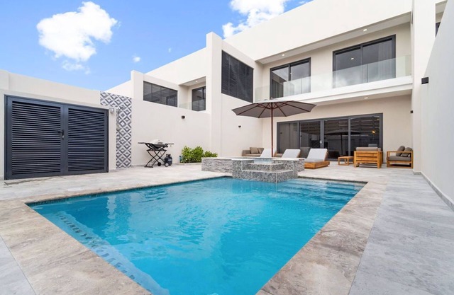 NEW Lux 4BR Villa w/Private Pool & Walk to Beach