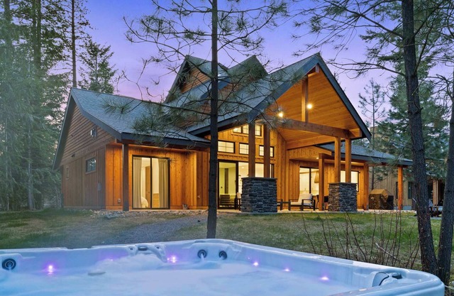 New Luxe Home | Hot Tub, Firepit, BBQ, Chefs Kitch