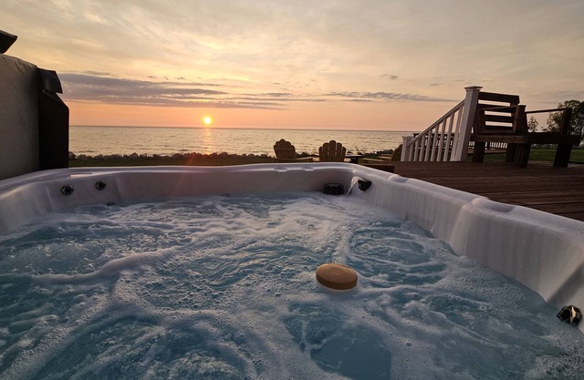 New! Luxurious 5-bedroom home on Lake Michigan w/hot tub and lake access—Mears