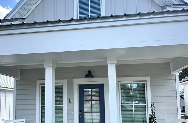 New Luxury 2BR Cottage in Downtown Auburn!