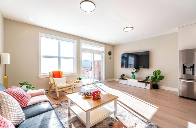 NEW Luxury 5BR | 2 Kitchens, 3 Living, 4 bath|Deck BBQ & Fireplace in Halifax