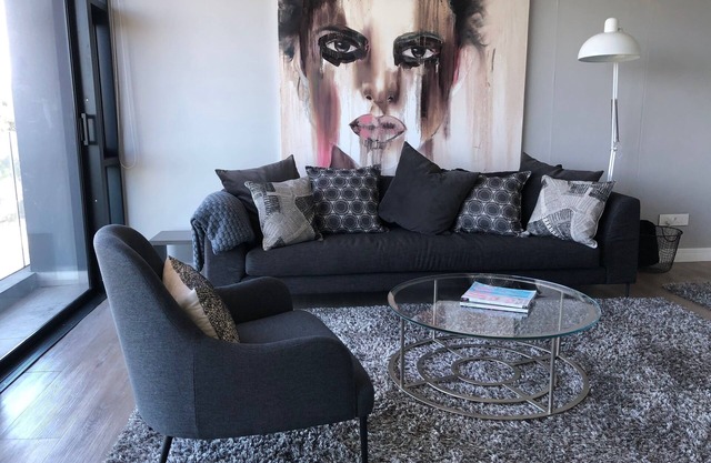 New luxury apartment in a prime location in the trendy Green Point with sea views!