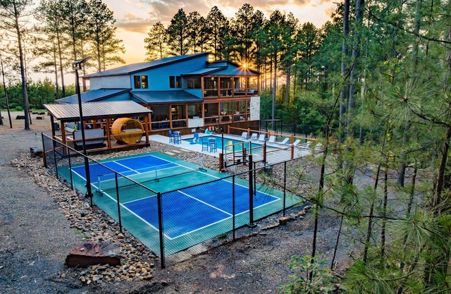 NEW Luxury Cabin: 7 BR, Pool, Hot Tub, Sauna, Soccer, Volleyball, Sleeps 26