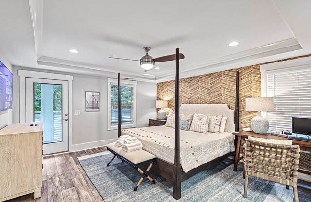 New Luxury Home, Heated Pool, Walk to the Beach, Elevator, Views