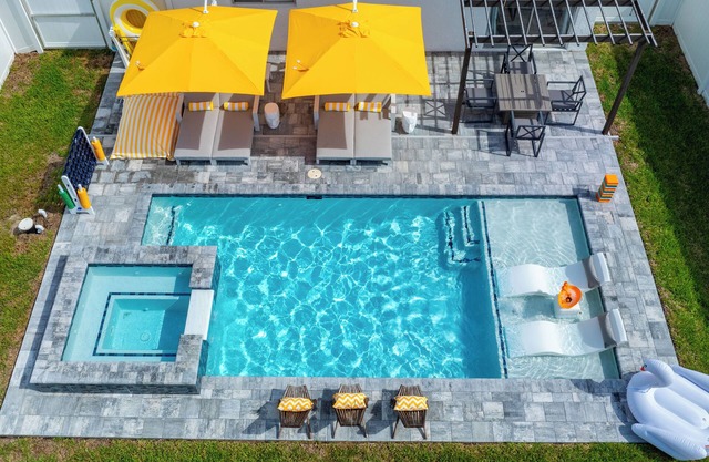 New Luxury Villa with Heated Pool & Spa near famous Vanderbilt Beach & Mercato.