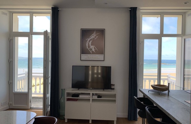 NEW! Magnificent SEA view . Superb apartment (3 *) renovated feet in the water