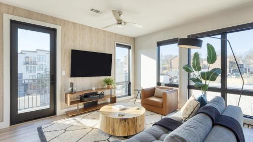 New Modern 2BDR in Walkable Midtown w Gym Pool Honkey-Tonk by AvantStay