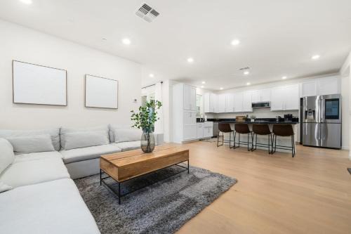 *NEW* Modern 4BR Home Nr Airport and Downtown w Fire Pit